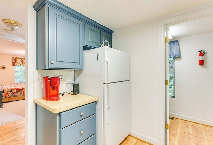 Secluded Cabin W/ Porch   7 Miles To Lake Chatuge!