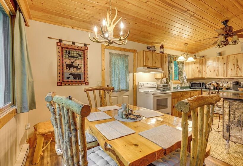 Secluded Farwell Cabin W/ Fire Pit & Gas Grill!
