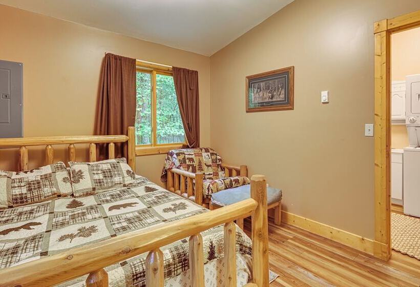 Secluded Farwell Cabin W/ Fire Pit & Gas Grill!