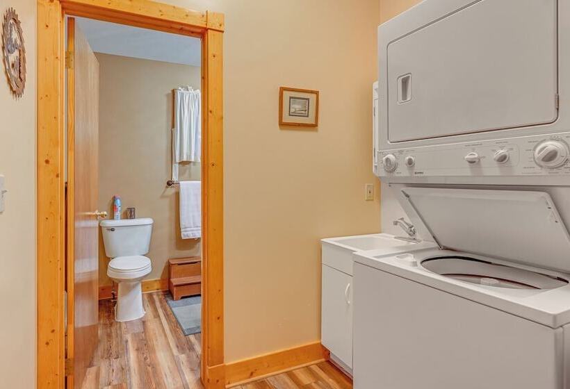 Secluded Farwell Cabin W/ Fire Pit & Gas Grill!