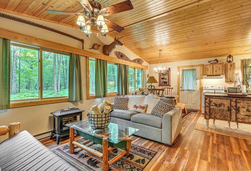 Secluded Farwell Cabin W/ Fire Pit & Gas Grill!