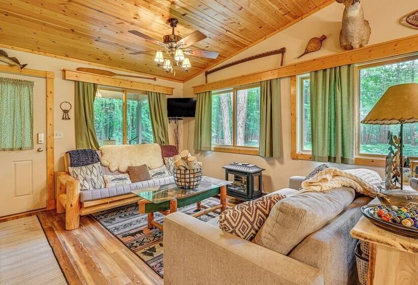 Secluded Farwell Cabin W/ Fire Pit & Gas Grill!