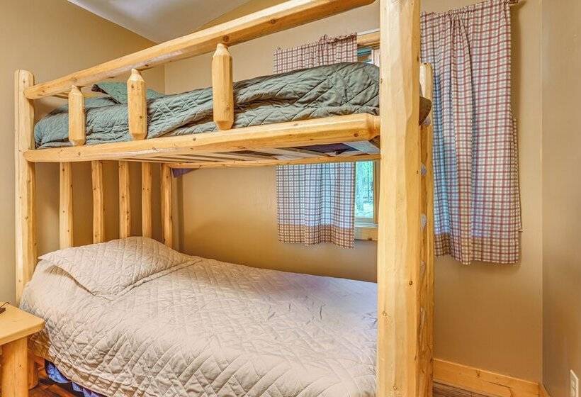 Secluded Farwell Cabin W/ Fire Pit & Gas Grill!