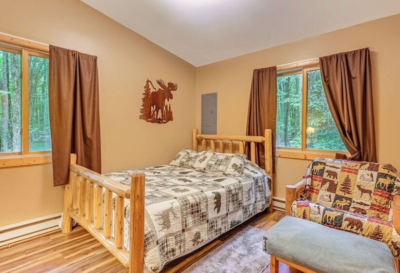 Secluded Farwell Cabin W/ Fire Pit & Gas Grill!