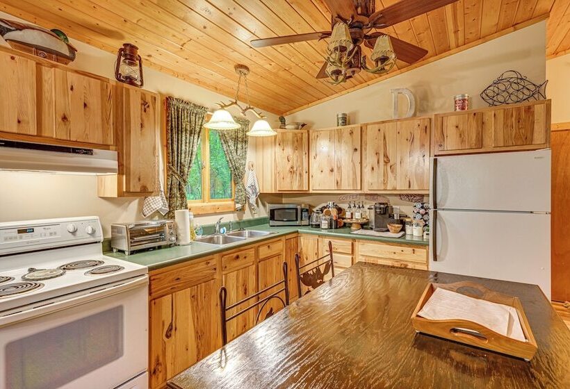 Secluded Farwell Cabin W/ Fire Pit & Gas Grill!