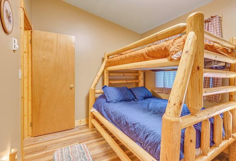 Secluded Farwell Cabin W/ Fire Pit & Gas Grill!