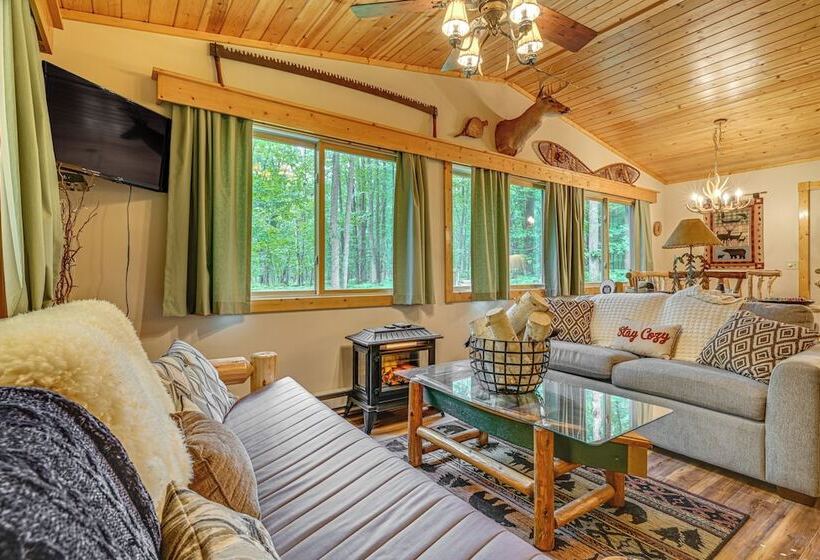 Secluded Farwell Cabin W/ Fire Pit & Gas Grill!