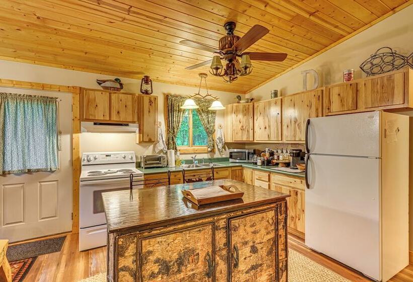 Secluded Farwell Cabin W/ Fire Pit & Gas Grill!