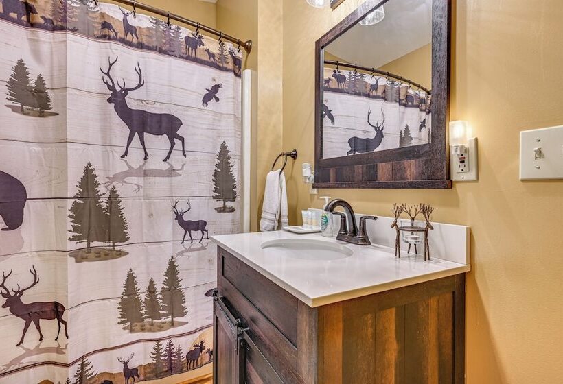 Secluded Farwell Cabin W/ Fire Pit & Gas Grill!