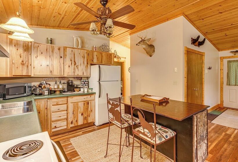 Secluded Farwell Cabin W/ Fire Pit & Gas Grill!