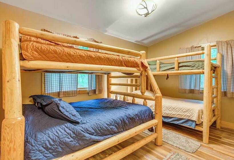 Secluded Farwell Cabin W/ Fire Pit & Gas Grill!