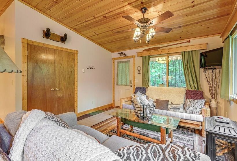 Secluded Farwell Cabin W/ Fire Pit & Gas Grill!