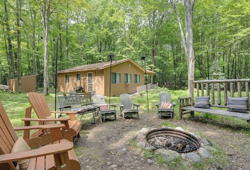 Secluded Farwell Cabin W/ Fire Pit & Gas Grill!