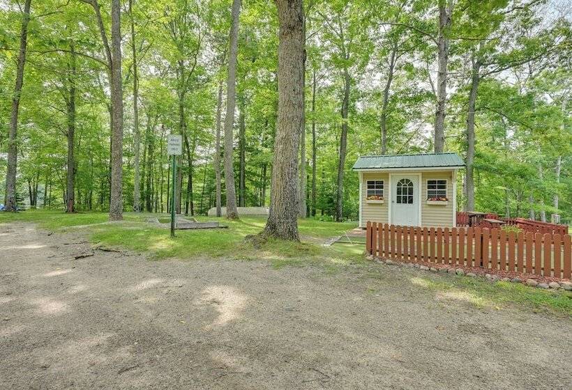 Secluded Farwell Cabin W/ Fire Pit & Gas Grill!