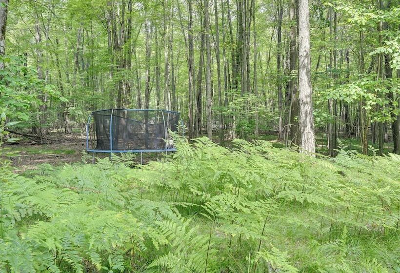 Secluded Farwell Cabin W/ Fire Pit & Gas Grill!