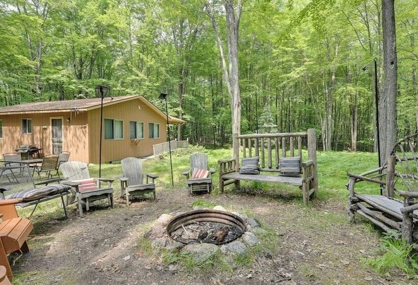 Secluded Farwell Cabin W/ Fire Pit & Gas Grill!