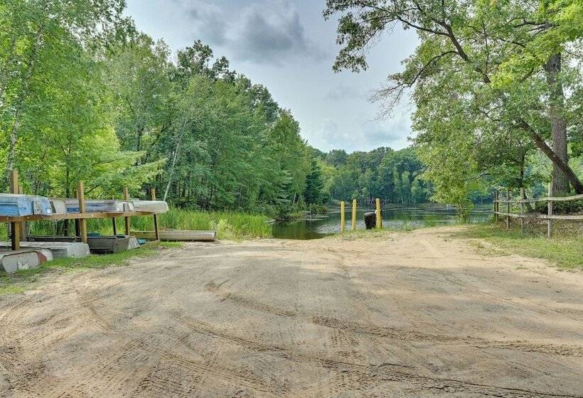 Secluded Farwell Cabin W/ Fire Pit & Gas Grill!