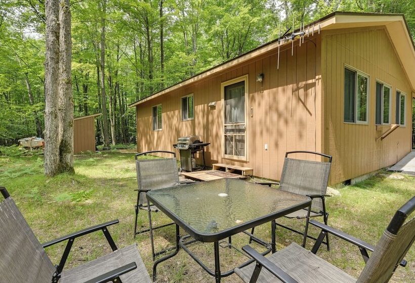 Secluded Farwell Cabin W/ Fire Pit & Gas Grill!