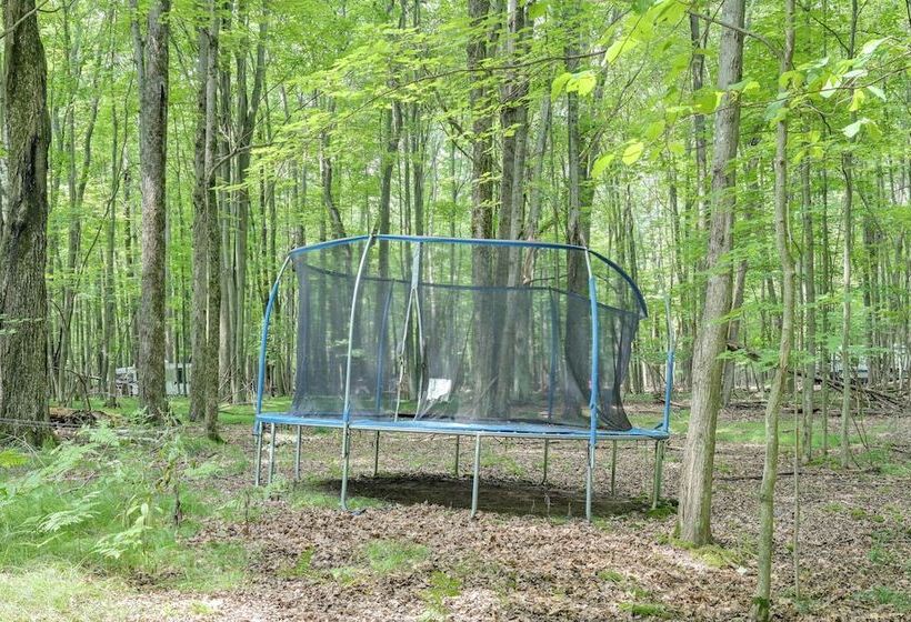 Secluded Farwell Cabin W/ Fire Pit & Gas Grill!