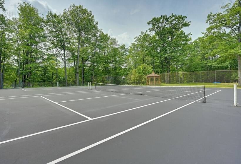 Secluded Farwell Cabin W/ Fire Pit & Gas Grill!