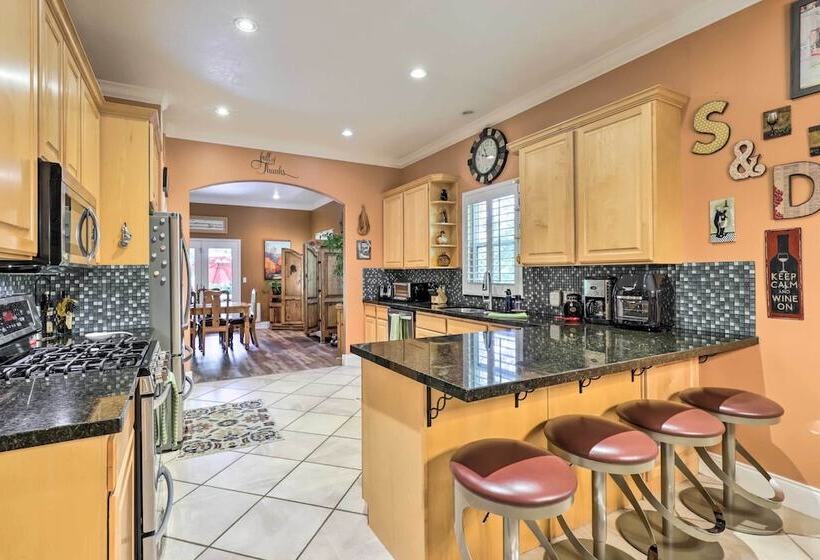 Secluded Home W/ Hot Tub & Mountain Views!