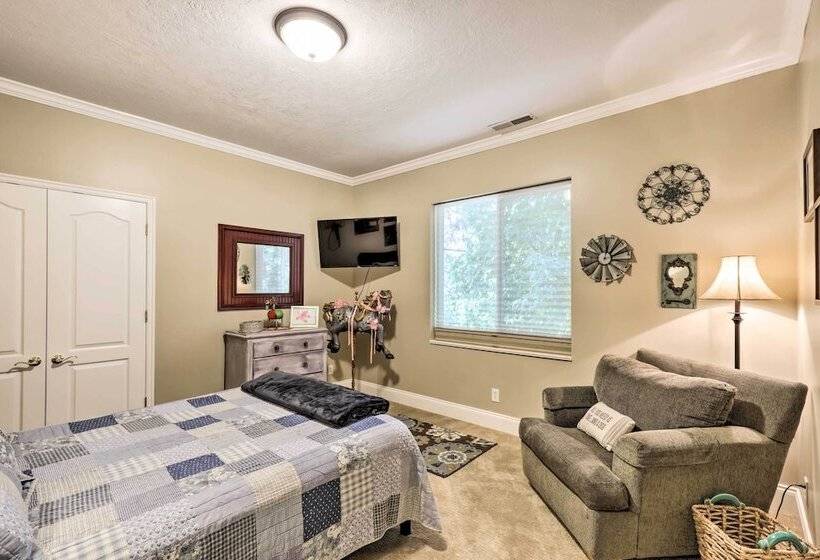 Secluded Home W/ Hot Tub & Mountain Views!