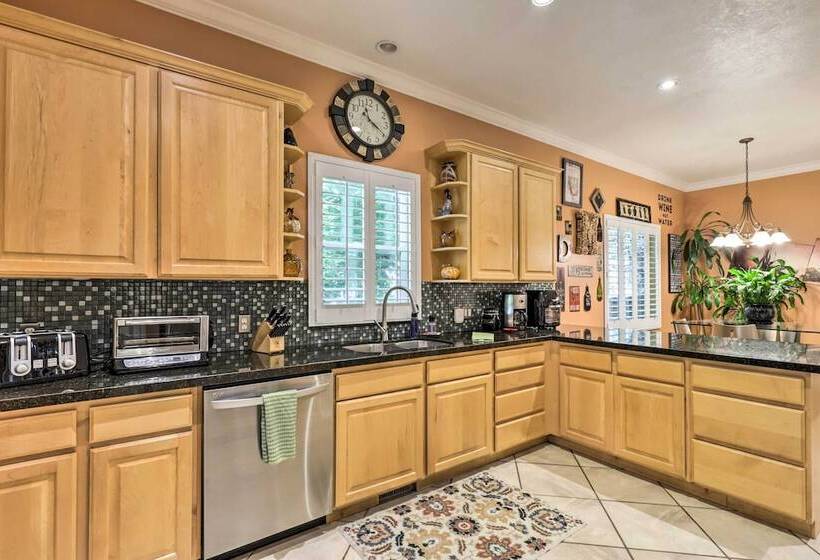 Secluded Home W/ Hot Tub & Mountain Views!