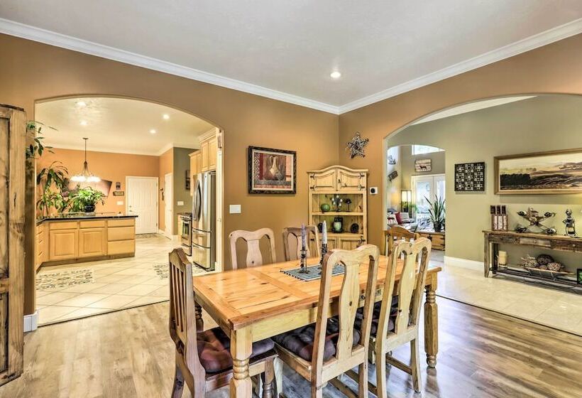 Secluded Home W/ Hot Tub & Mountain Views!