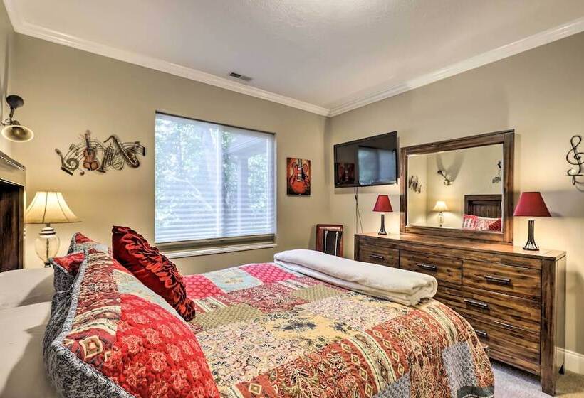 Secluded Home W/ Hot Tub & Mountain Views!