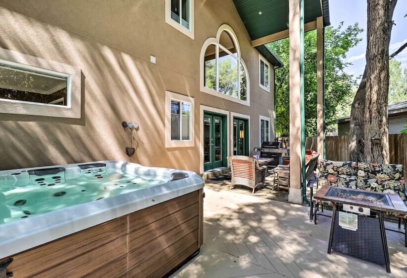 Secluded Home W/ Hot Tub & Mountain Views!