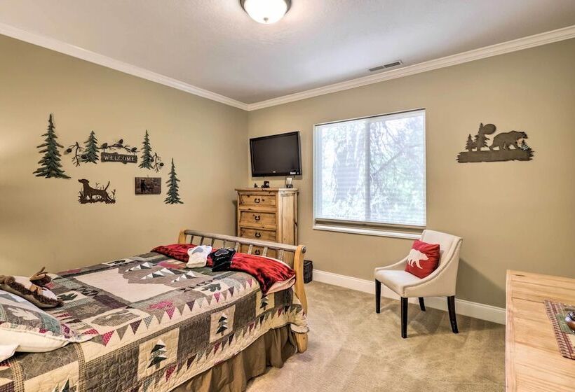 Secluded Home W/ Hot Tub & Mountain Views!