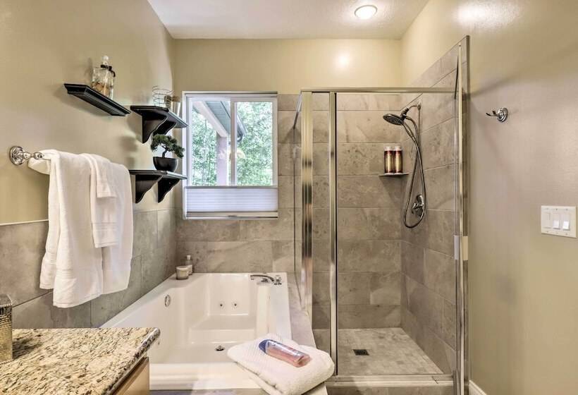 Secluded Home W/ Hot Tub & Mountain Views!