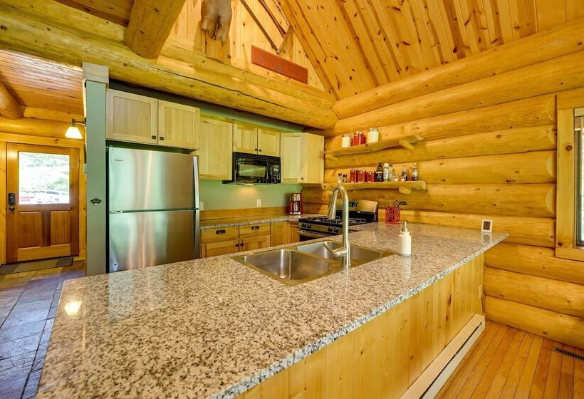 Secluded Log Cabin In Nw Michigan: Hot Tub & Deck