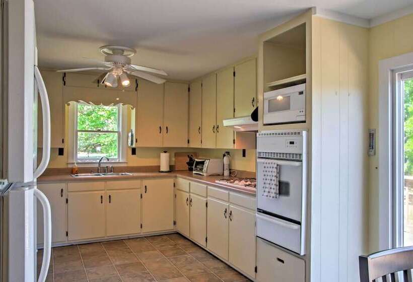 Secluded & Quiet Coastal Home: 1 Mile To Boat Ramp