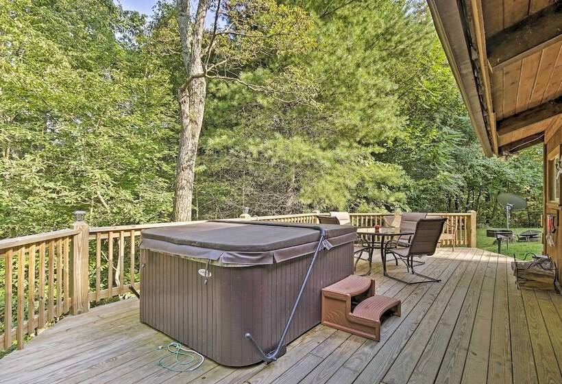 Secluded Stanardsville Cabin W/ 10 Acres & Hot Tub