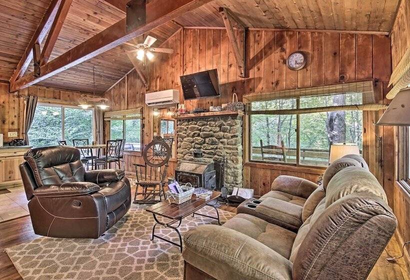 Secluded Stanardsville Cabin W/ 10 Acres & Hot Tub