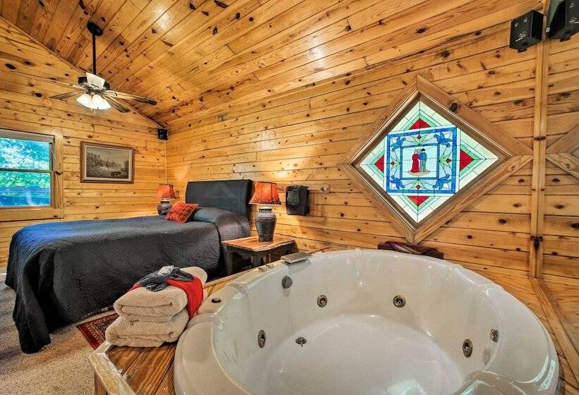 Secluded Studio W/ Deck, ~8 Miles To Beaver Lake!