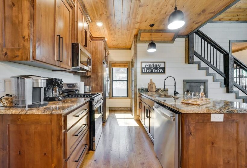 Serene Broken Bow Cabin W/ Hot Tub & Fire Pit!