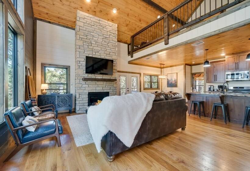 Serene Broken Bow Cabin W/ Hot Tub & Fire Pit!