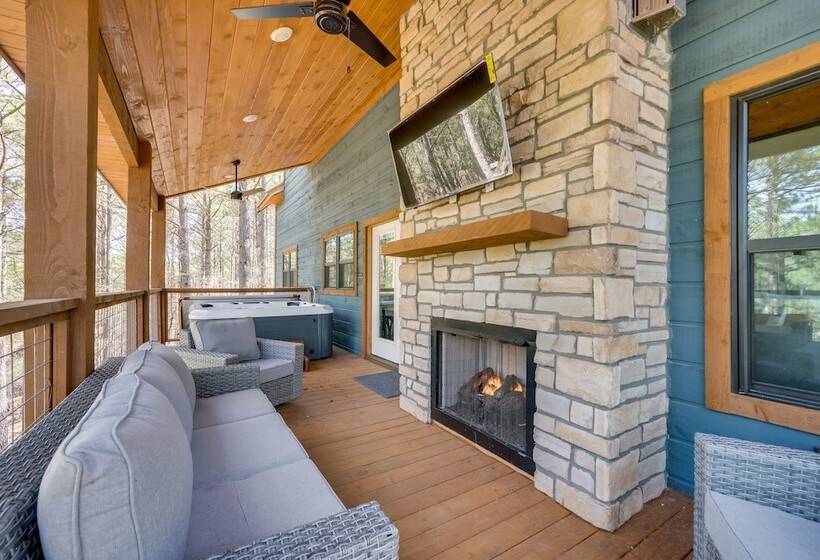 Serene Broken Bow Cabin W/ Hot Tub & Fire Pit!