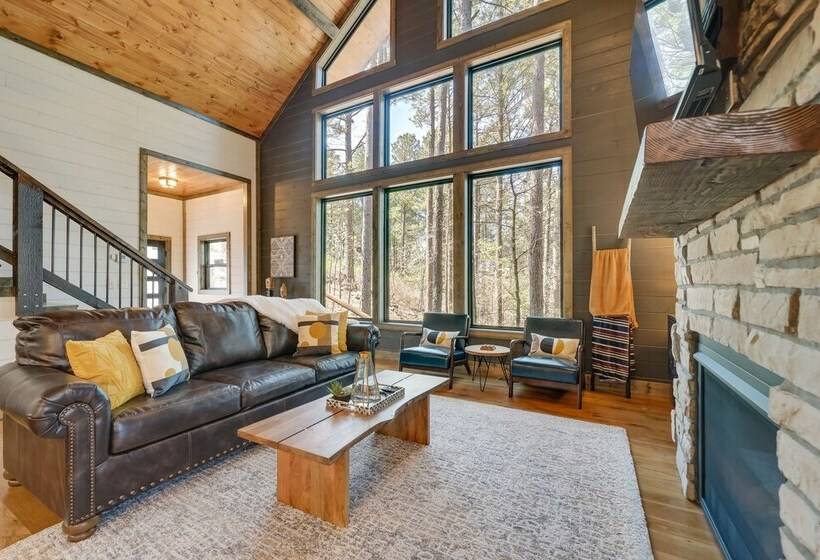 Serene Broken Bow Cabin W/ Hot Tub & Fire Pit!