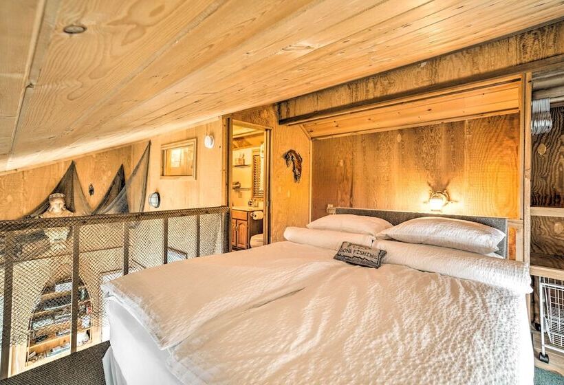 Serene Seldovia Cabin W/ Deck, Grill & Views!