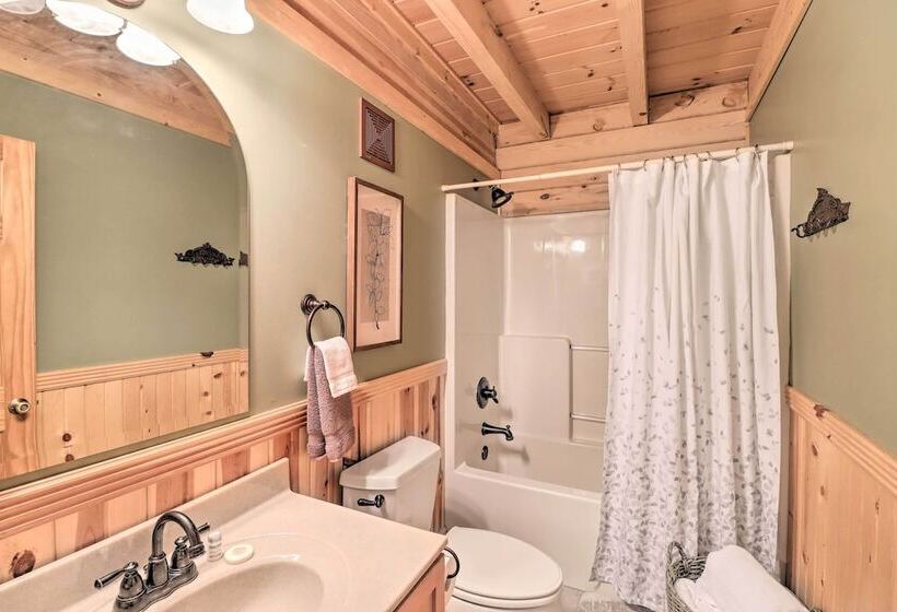Serenity Woods  Cabin W/ Hot Tub & Fire Pit