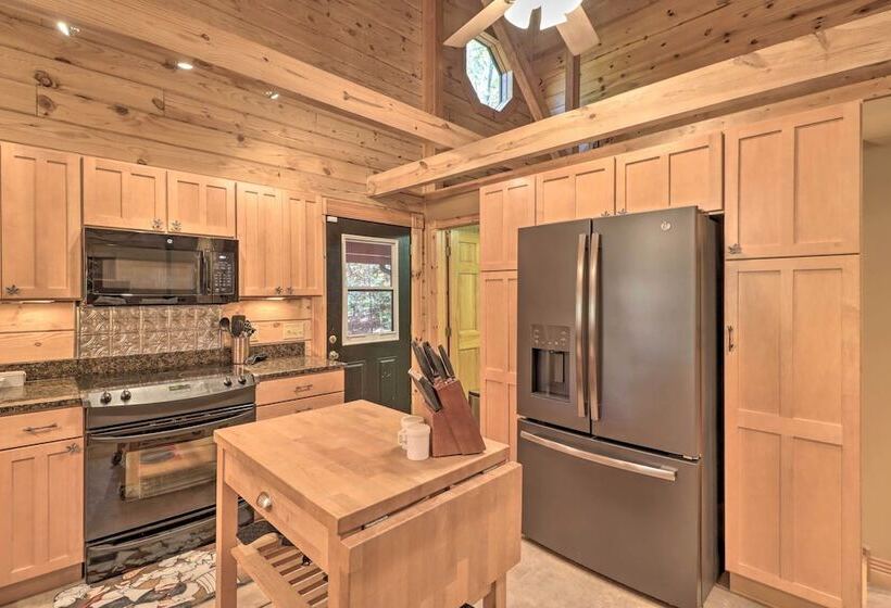 Serenity Woods  Cabin W/ Hot Tub & Fire Pit