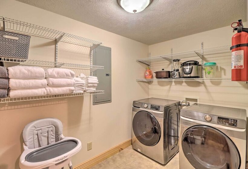 Serenity Woods  Cabin W/ Hot Tub & Fire Pit