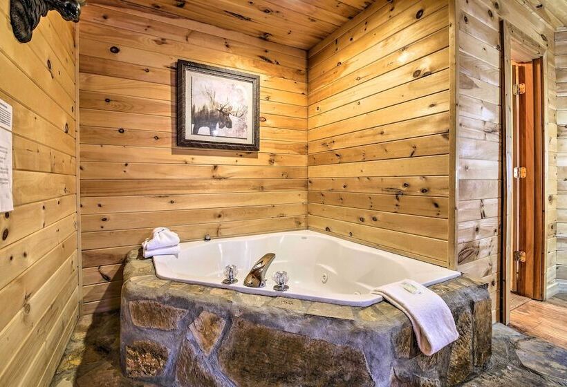 Rustic Sevierville Cabin: Private Hot Tub & Games!