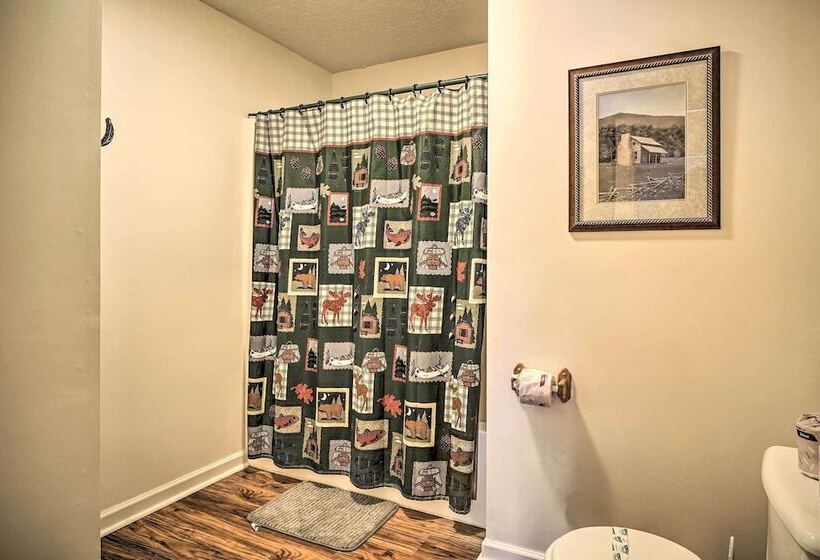 Peaceful Sevierville Cabin W/ Hot Tub & Grill