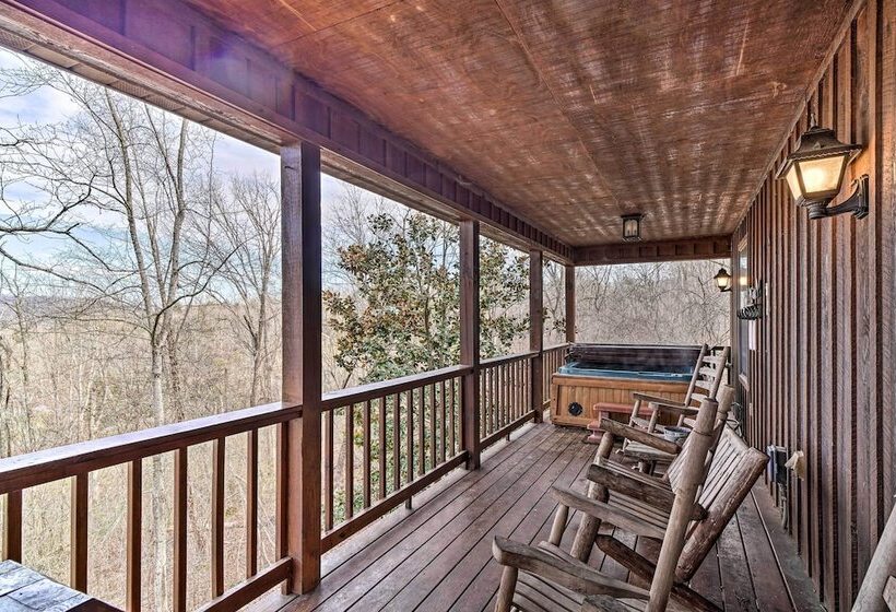 Peaceful Sevierville Cabin W/ Hot Tub & Grill