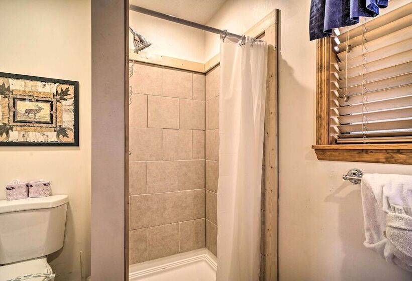 Peaceful Sevierville Cabin W/ Hot Tub & Grill