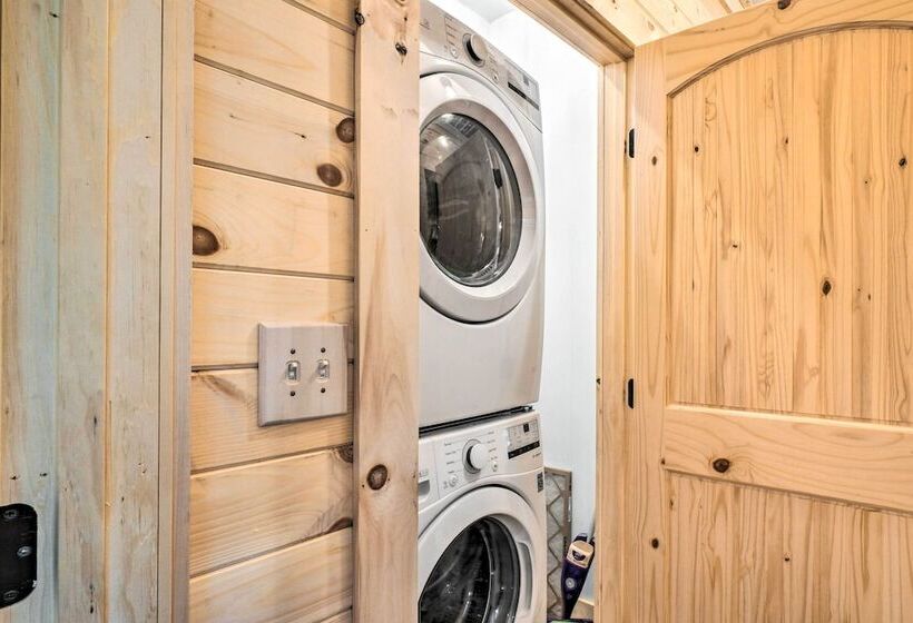 Secluded Sevierville Cabin: Mtn Views & Hot Tub